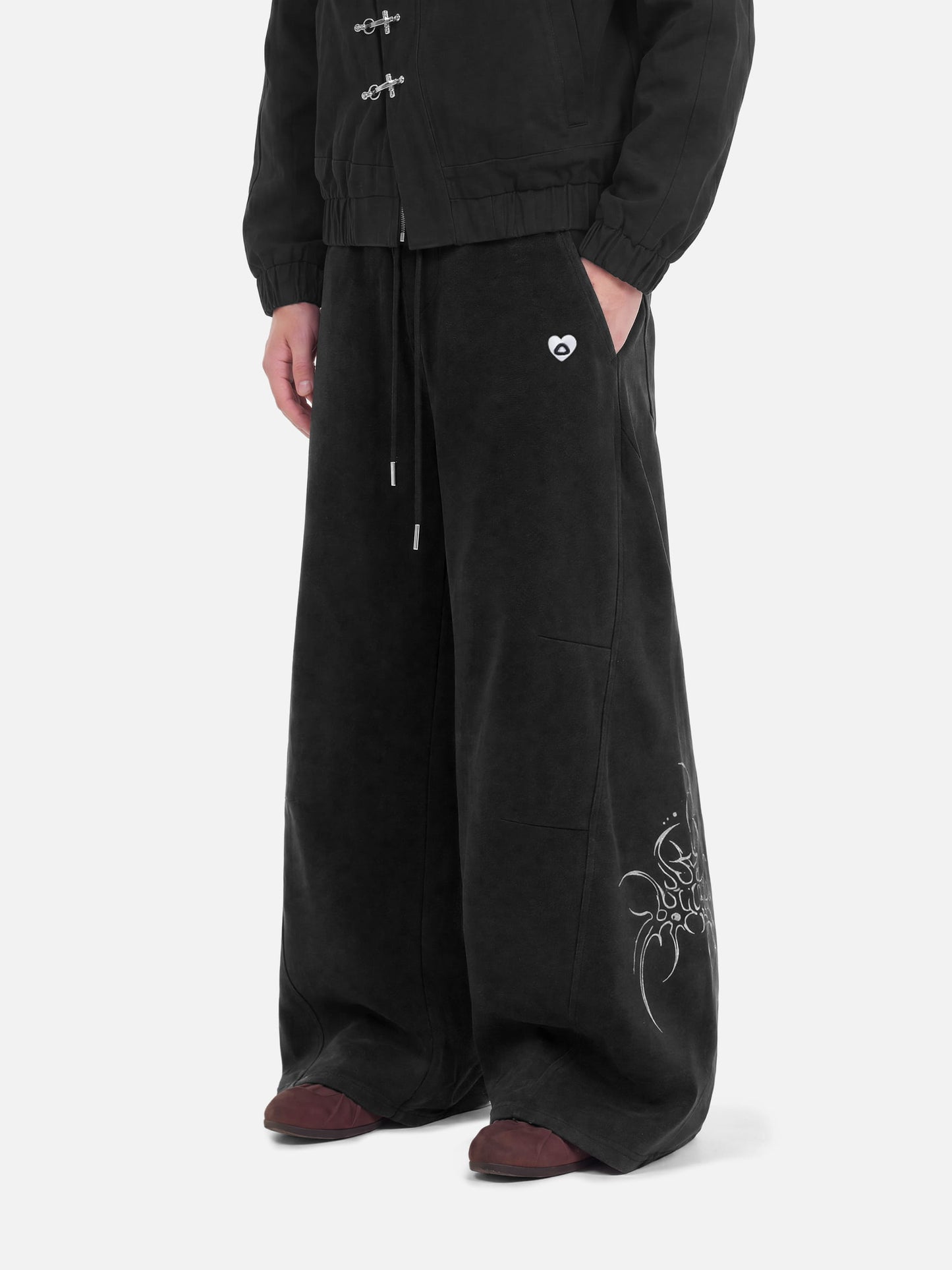 HEIGHT: 6'2" WEIGHT: 159LBS WEARING: XL