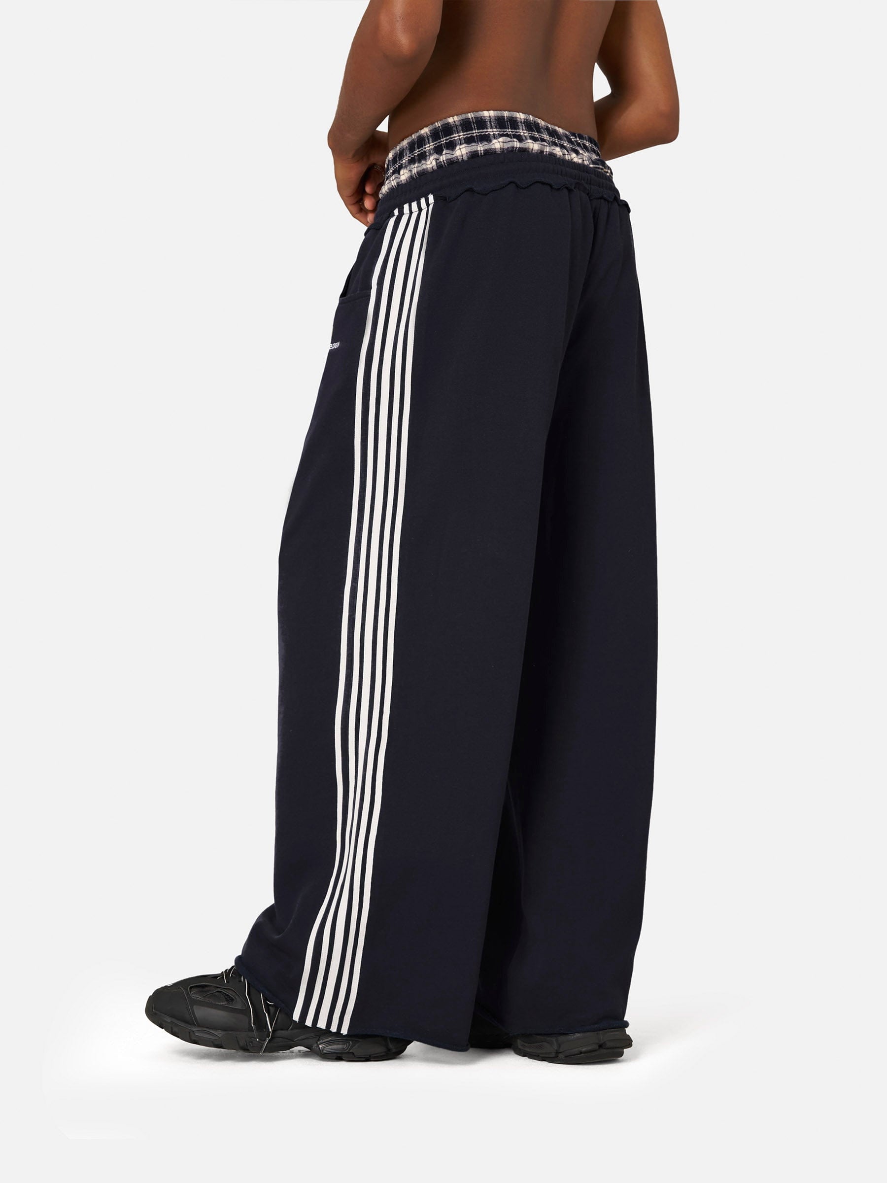 HEIGHT: 6' WEIGHT: 159LBS WEARING: XL