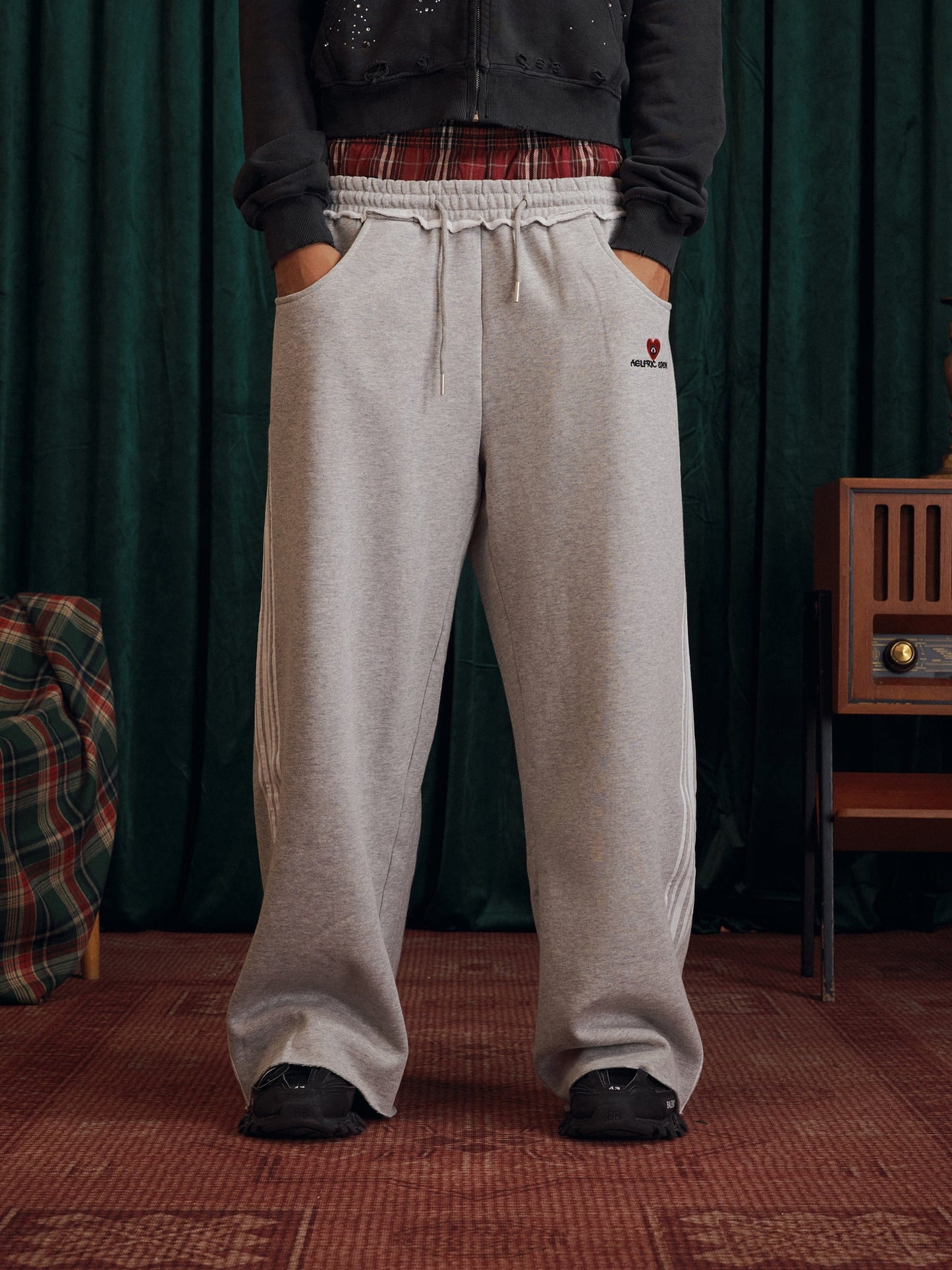 HEIGHT:6'5" WEIGHT:157LBS WEARING:XL