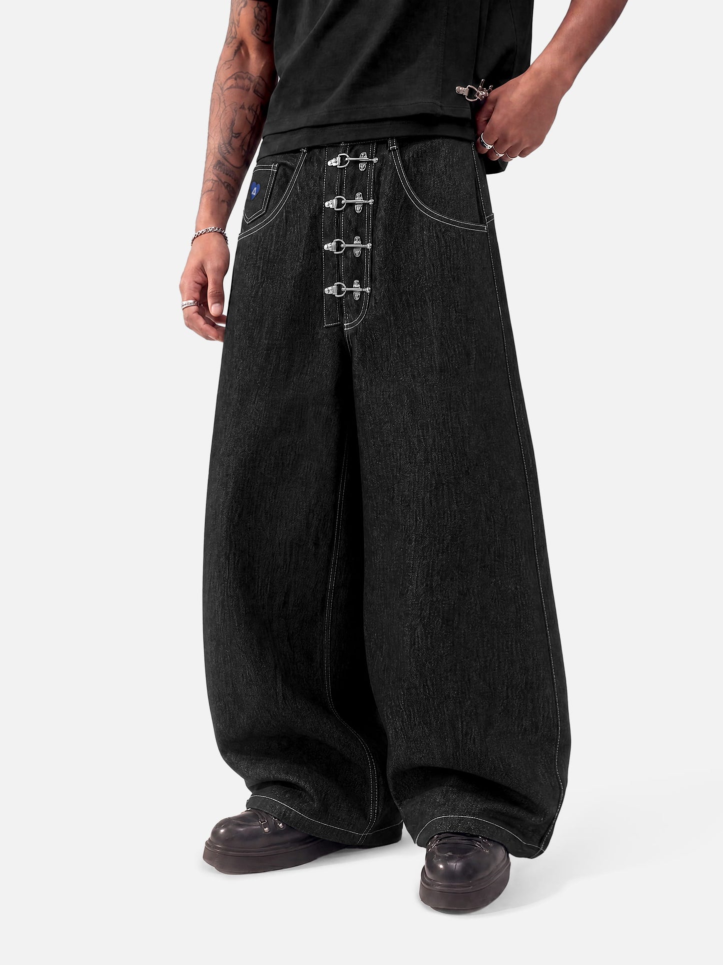 HEIGHT: 6'1'' WEIGHT: 151LBS WEARING: 34