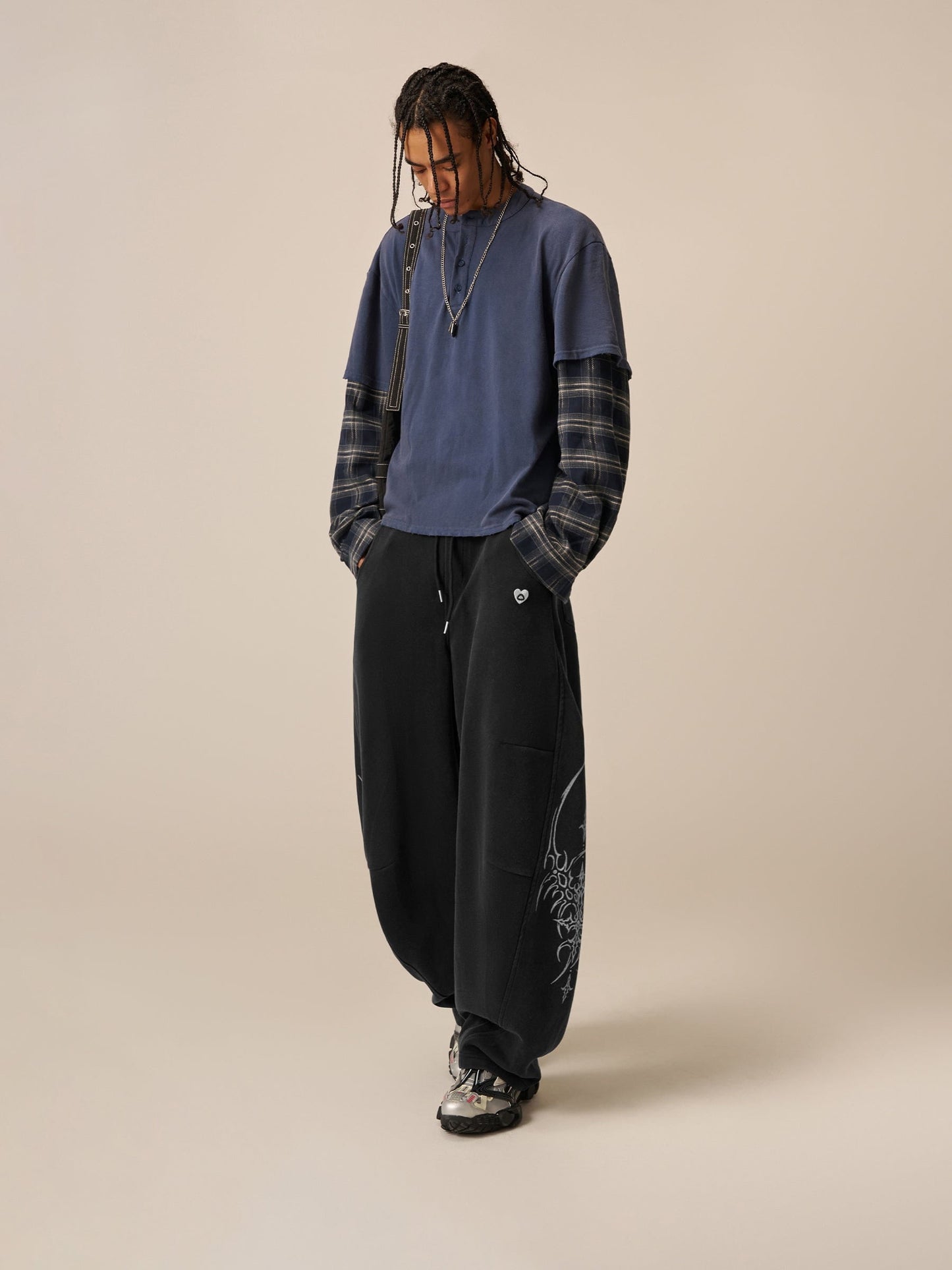 HEIGHT: 6'2" WEIGHT: 159LBS WEARING: L