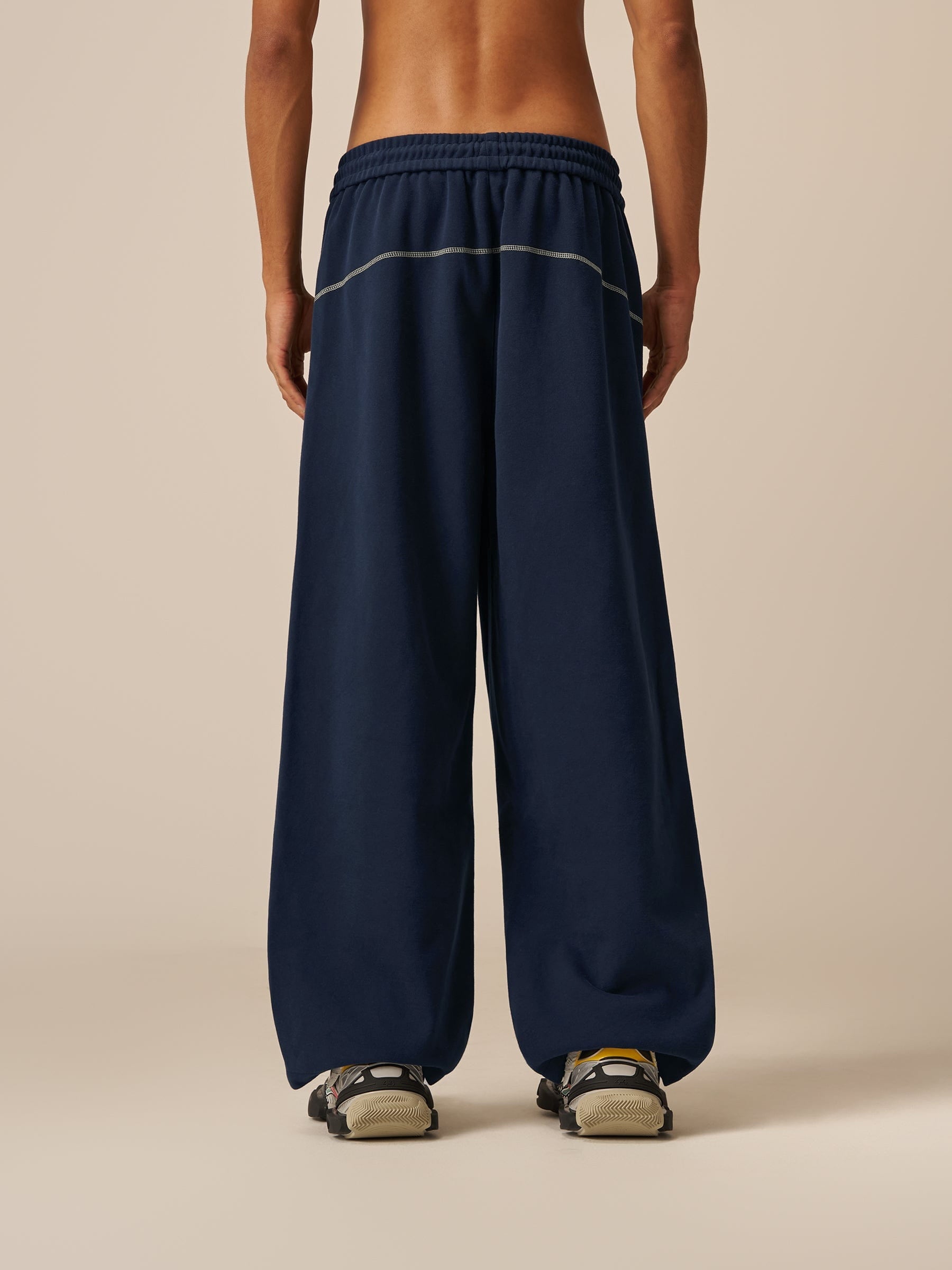 HEIGHT:6'2" WEIGHT:159LBS WEARING:XL
